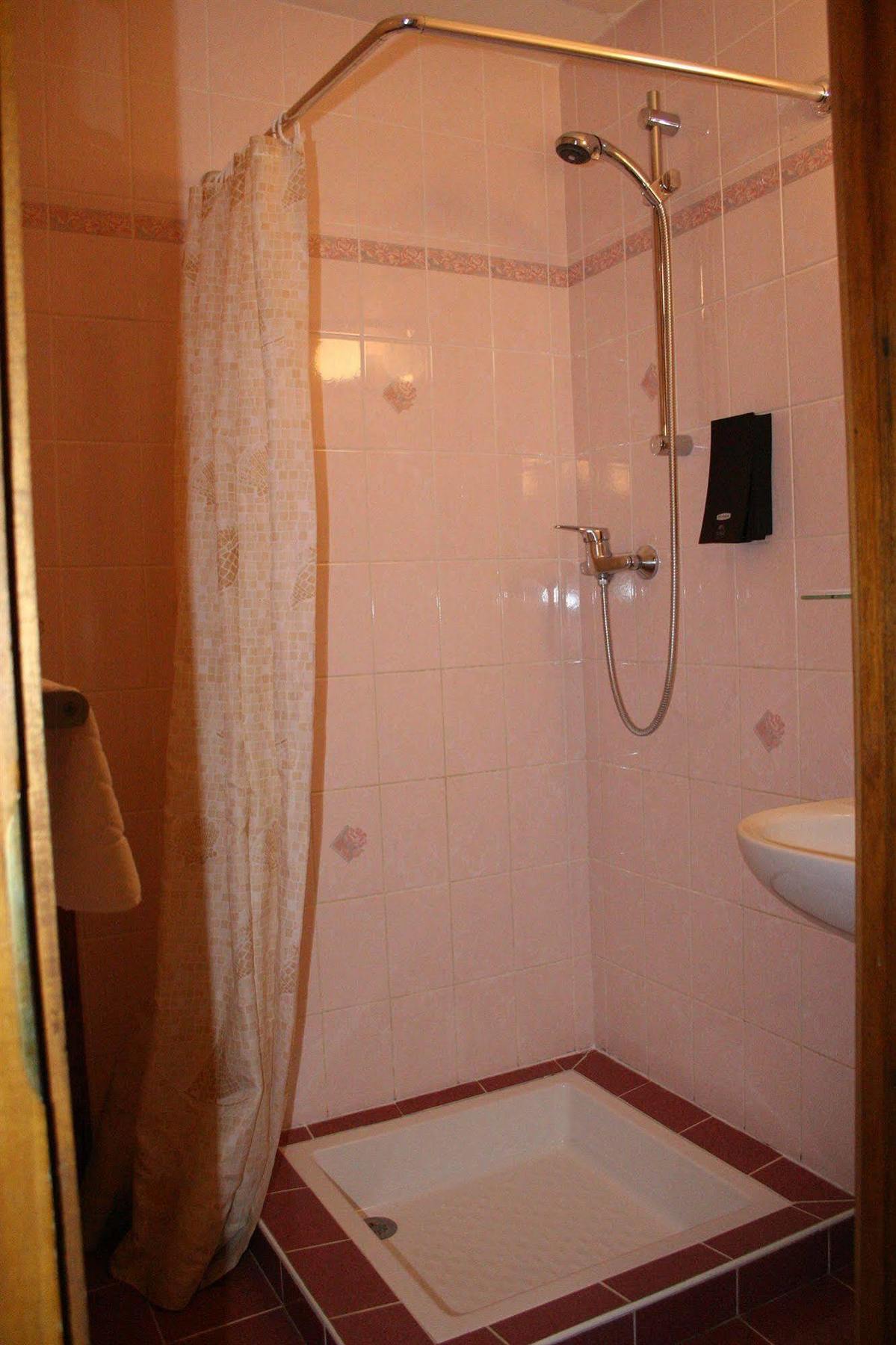 De La Croix Perrin Hotel 2*