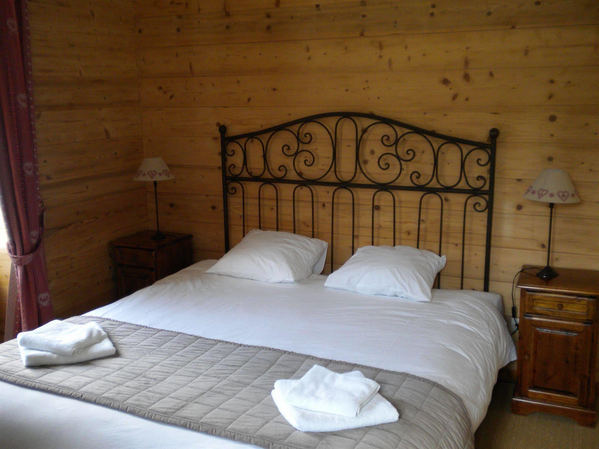 Hotel De La Croix Perrin 2*