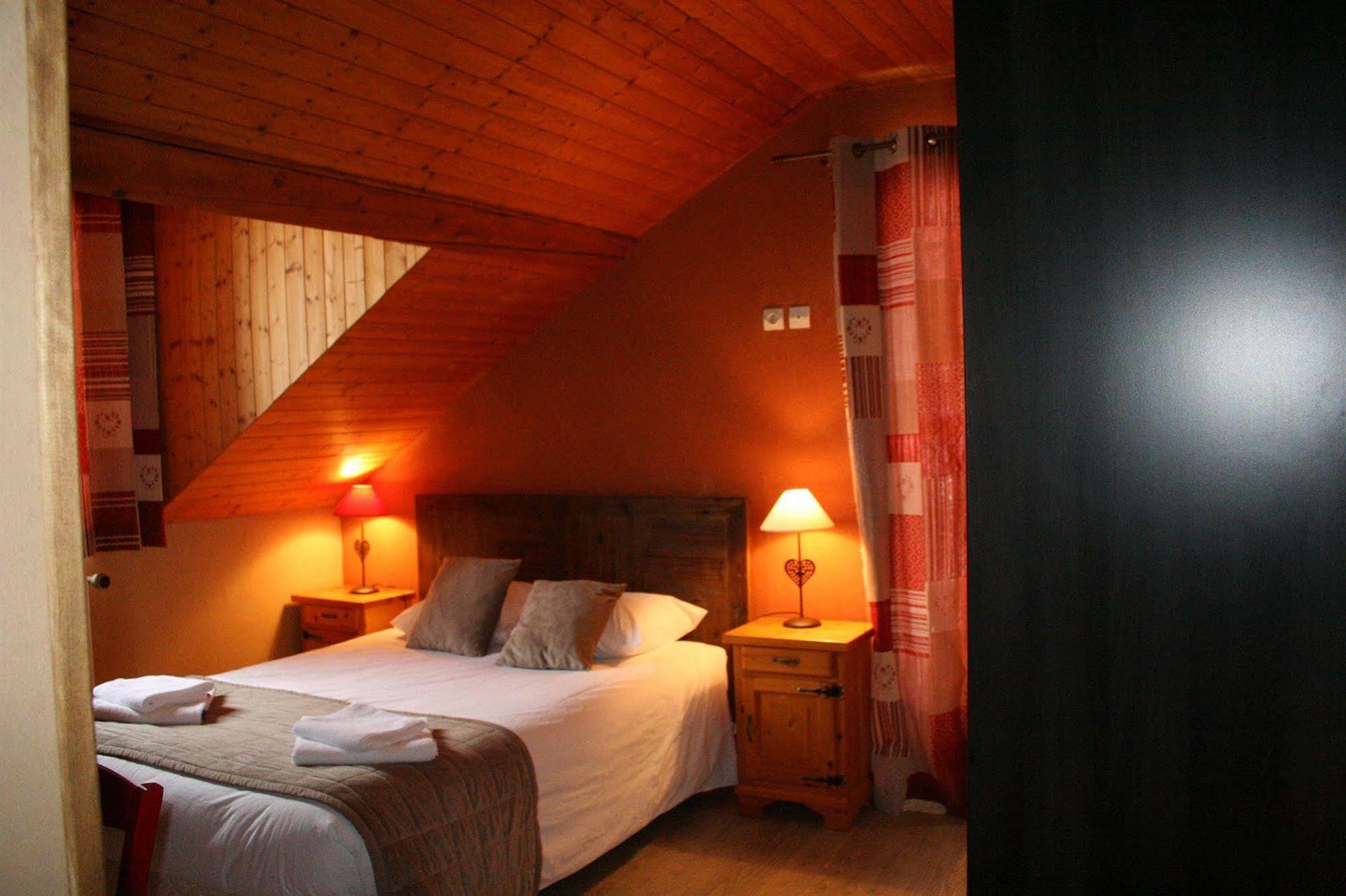 Hotel De La Croix Perrin 2*