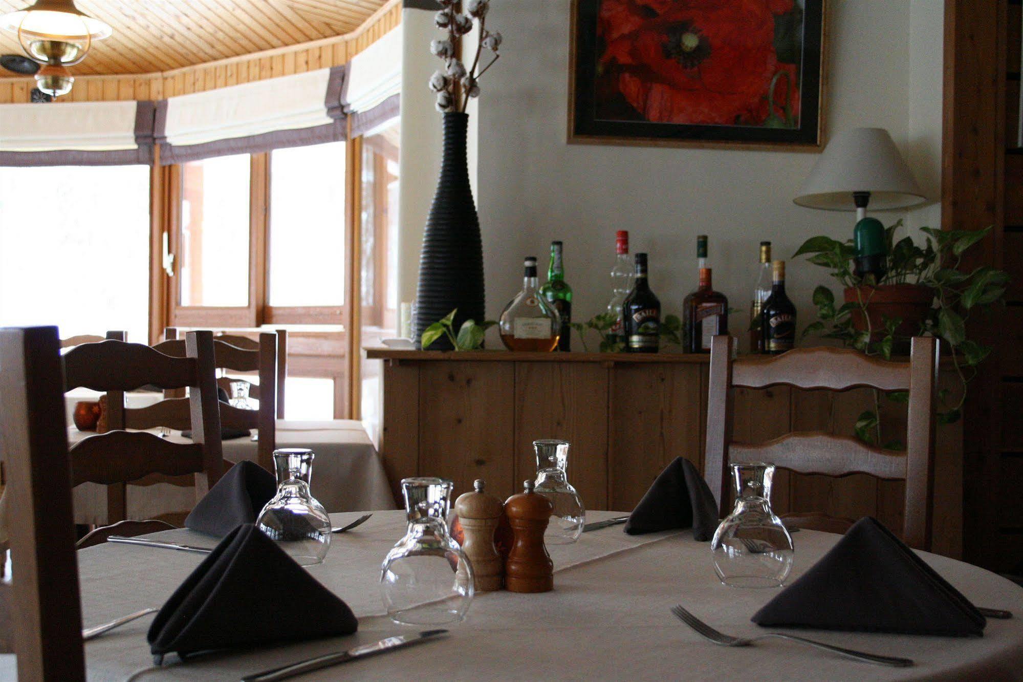 De La Croix Perrin Hotel 2*